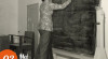 Kursus Pemberantasan Buta Huruf : Seorang perempuan menulis di papan tulis pada kelas kursus pemberantasan buta huruf di Percetakan Kolff Jakarta – 3 Mei 1950